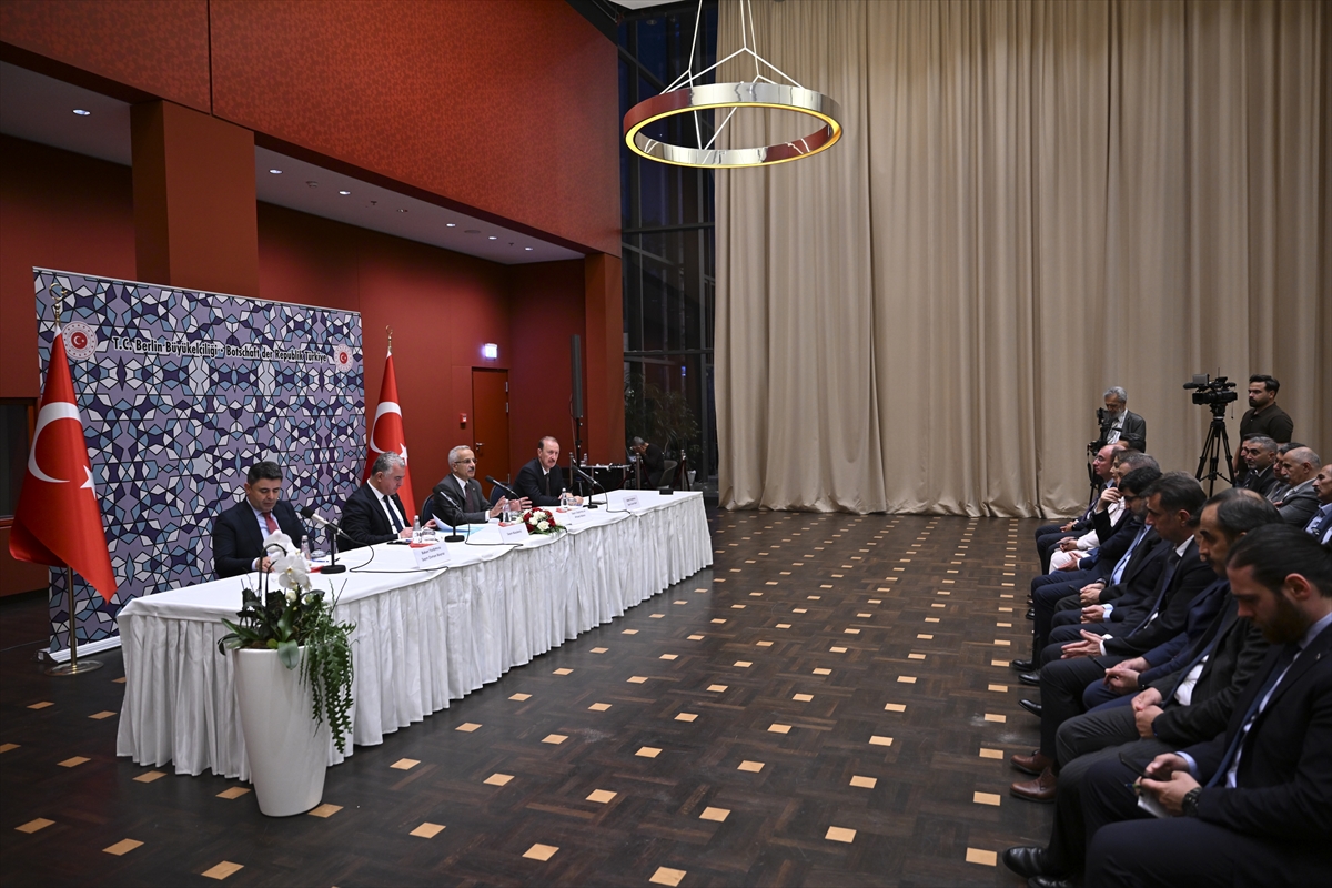 Bakan Uraloğlu, Berlin Büyükelçiliğinde STK temsilcileri ve iş insanlarıyla buluştu