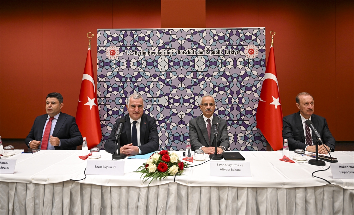 Bakan Uraloğlu, Berlin Büyükelçiliğinde STK temsilcileri ve iş insanlarıyla buluştu