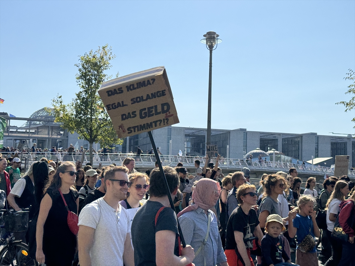 Çevreciler hükümetin iklim politikasını protesto etti