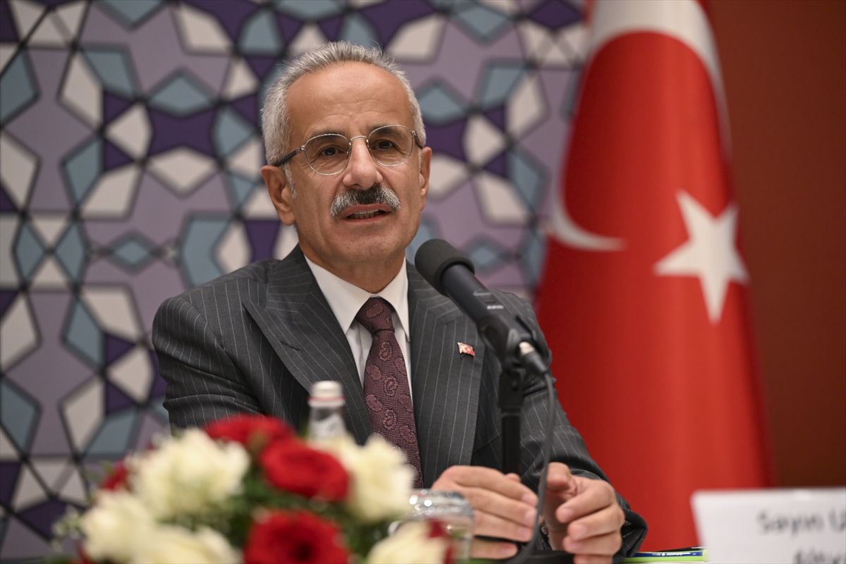 Bakan Uraloğlu, Berlin Büyükelçiliğinde STK temsilcileri ve iş insanlarıyla buluştu