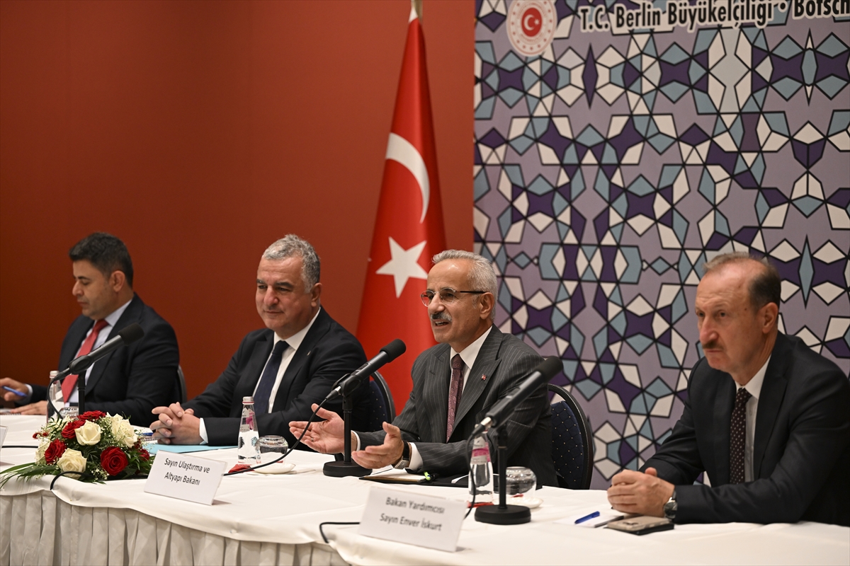 Bakan Uraloğlu, Berlin Büyükelçiliğinde STK temsilcileri ve iş insanlarıyla buluştu