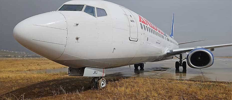 Hakkari Yüksekova Havalimanı'nda yolcu uçağı iniş sırasında pistten çıktı