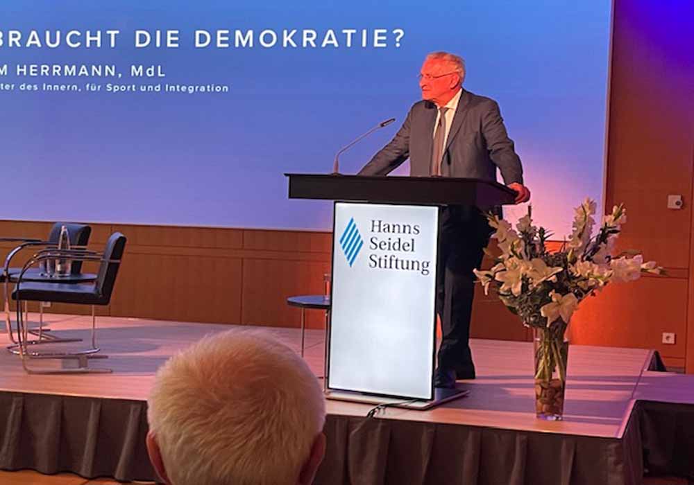 Münih'te "Din ve Demokrasi" Konferansı: Dinlerarası Diyalogun Önemi Vurgulandı