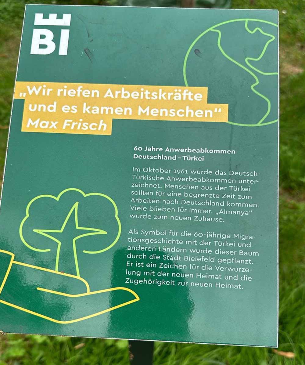 IRKÇILAR BİELEFELD´TE ANI AĞACINI KESTİLER