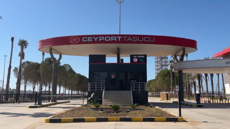 Taşucu Lübnan'dan kaçanlar için geçiş noktası oldu