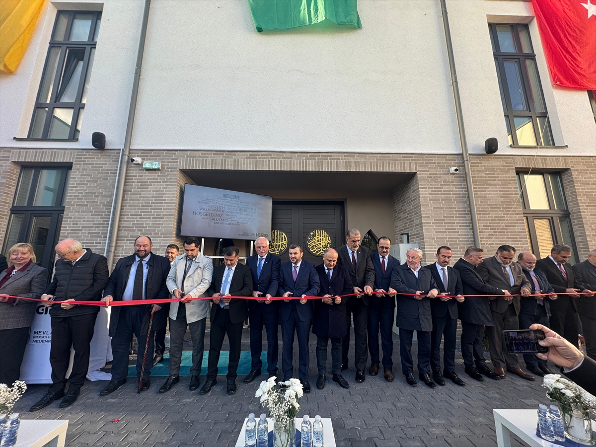 Almanya'da bir cami daha dualarla ibadete açıldı