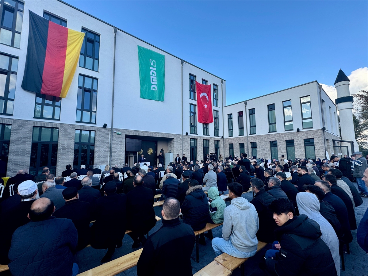Almanya'da bir cami daha dualarla ibadete açıldı