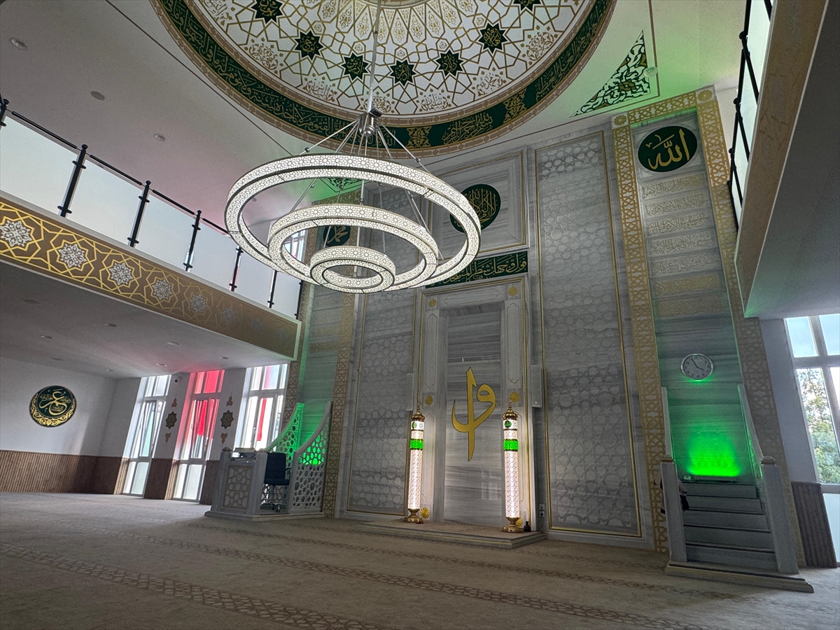 Almanya'da bir cami daha dualarla ibadete açıldı