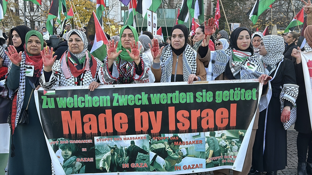 Berlin'de çok sayıda protestocu gözaltına alındı