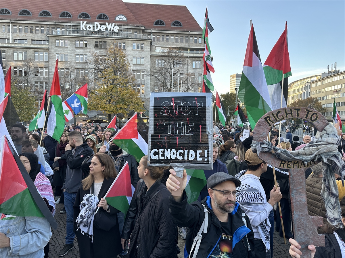 Berlin'de çok sayıda protestocu gözaltına alındı