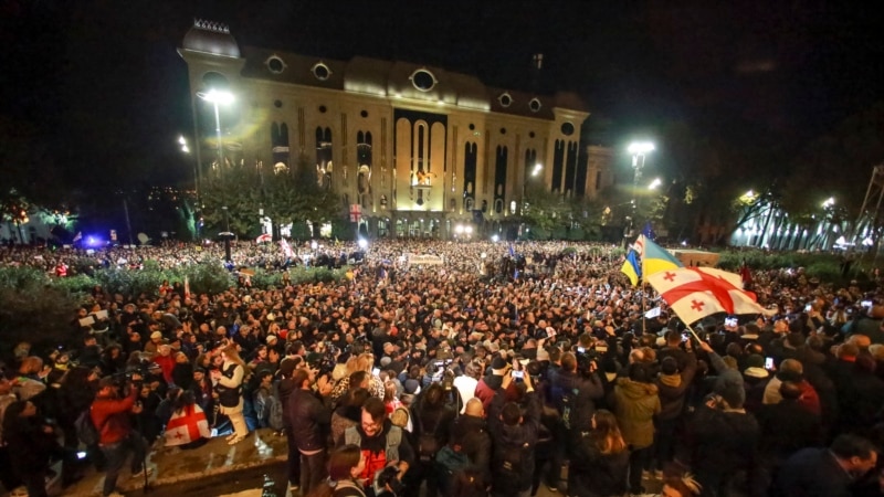 Gürcistan'daki parlamento seçimlerinin hileli olduğunu söyleyen binlerce kişi protesto yürüyüşünde buluştu
