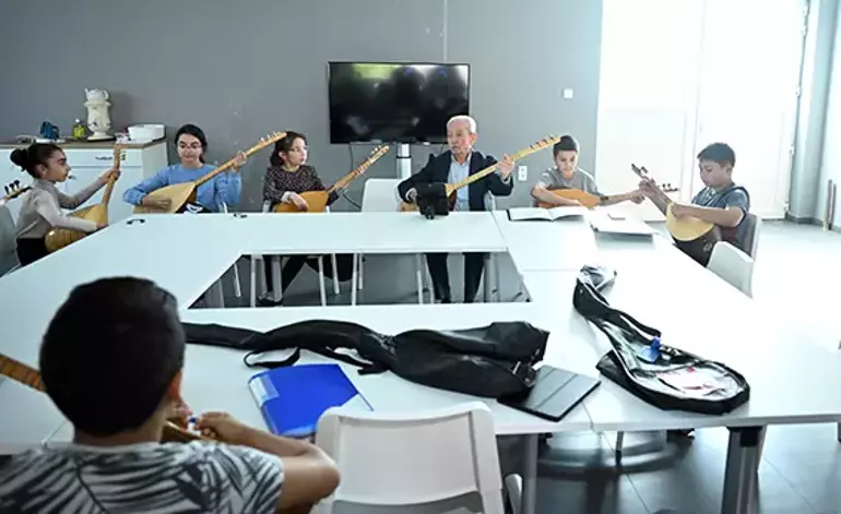 Belçika’ya sazıyla gelen ilk Türk