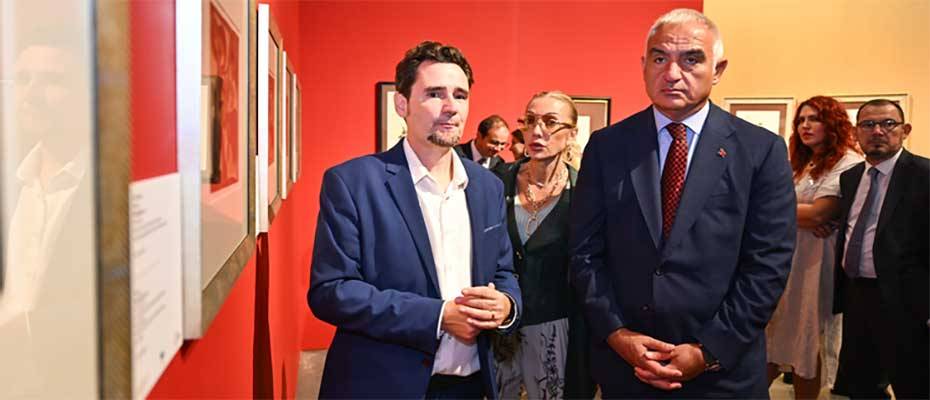 Bakan Ersoy, AKM'deki sergileri ziyaret etti