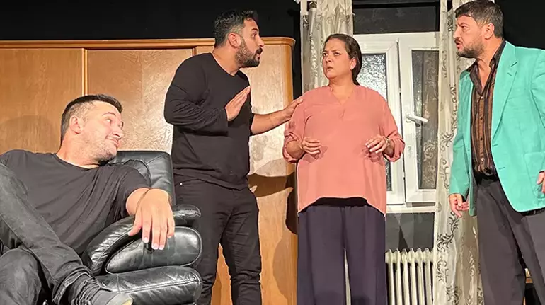 ‘Entrikalı Dolap Komedyası’ Nürnberg’i kahkahaya boğdu