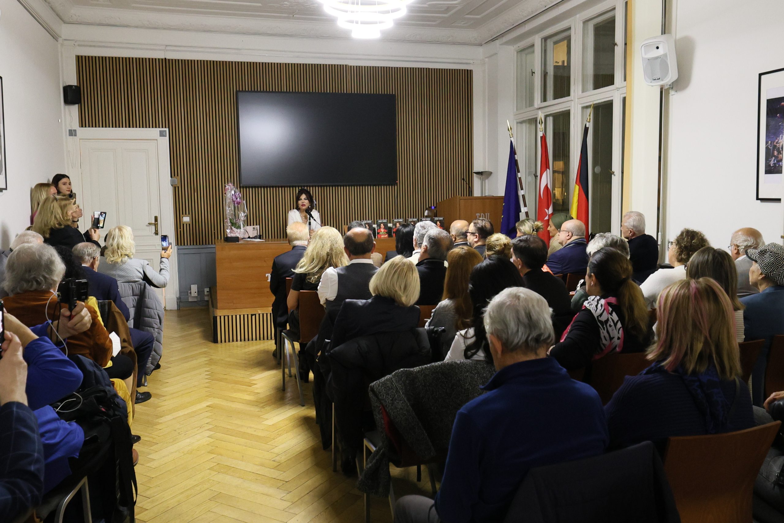 Gazeteci Yazar Sedef Kabaş’a Berlin`de Büyük İlgi