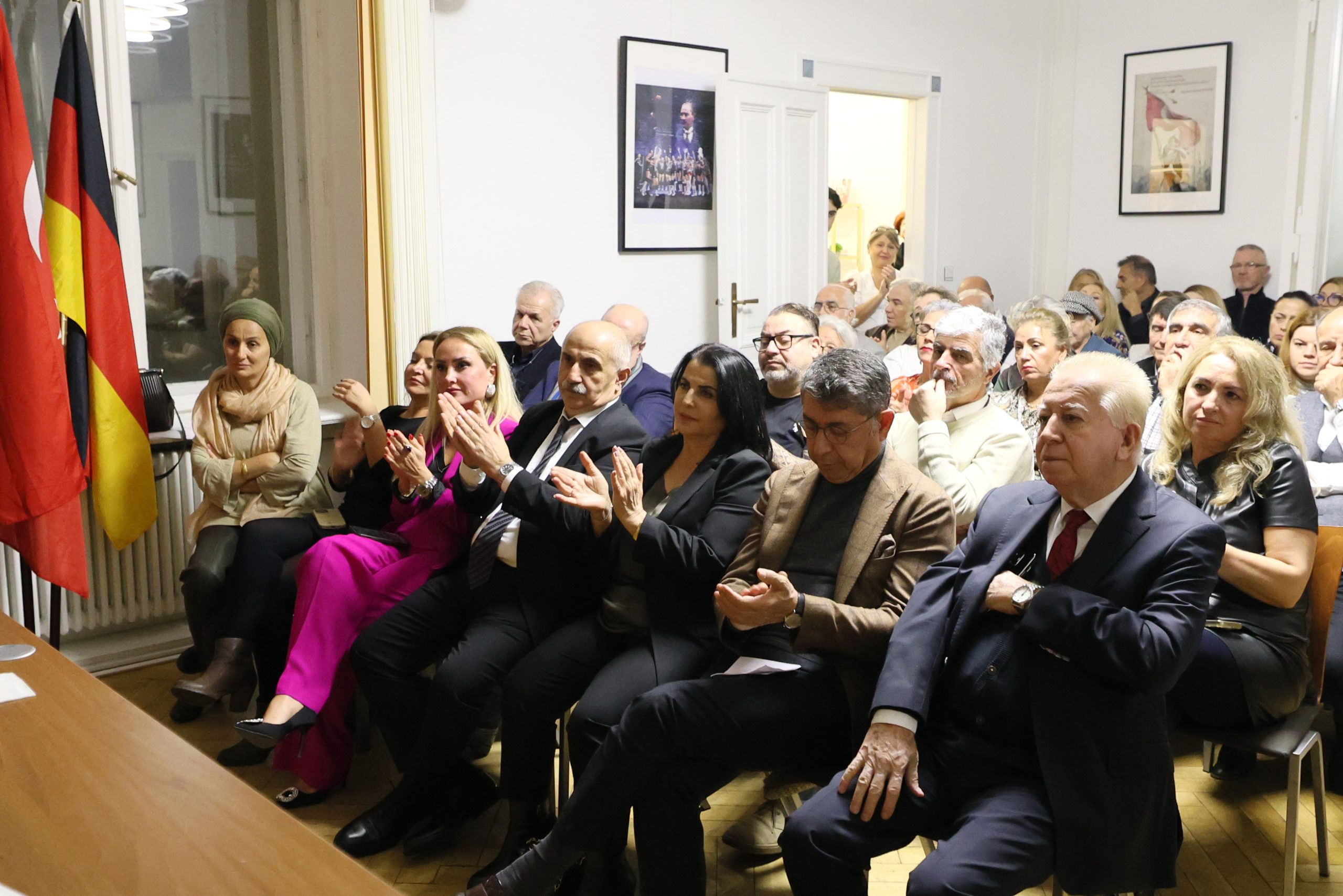 Gazeteci Yazar Sedef Kabaş’a Berlin`de Büyük İlgi