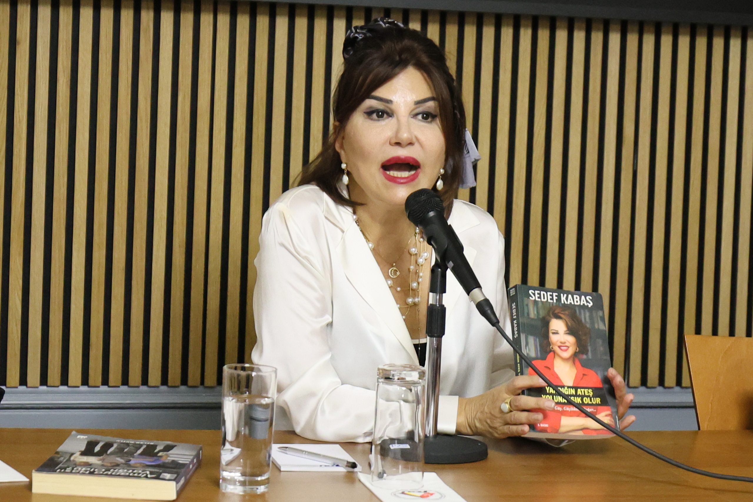 Gazeteci Yazar Sedef Kabaş’a Berlin`de Büyük İlgi
