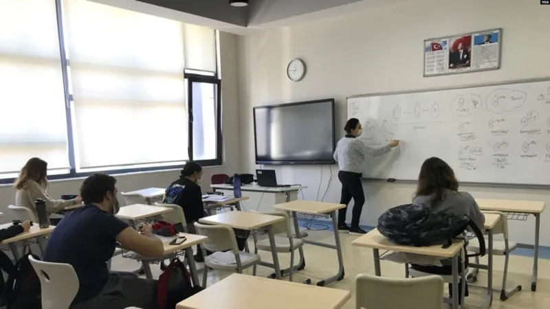Ücretli öğretmenler geçim sıkıntısı ve hak kayıplarıyla karşı karşıya