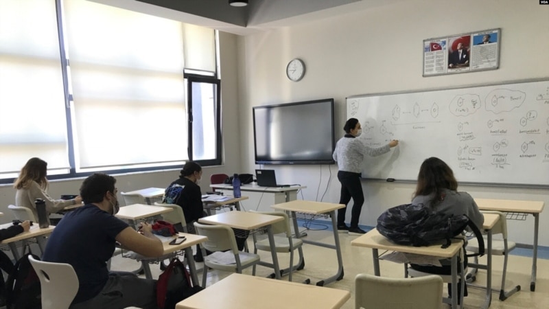 Ücretli öğretmenler geçim sıkıntısı ve hak kayıplarıyla karşı karşıya
