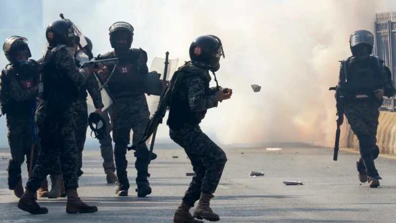 Eski Pakistan Başbakanı Han’ın serbest bırakılmasını isteyen protestocularla güvenlik çatıştı: En az 6 ölü