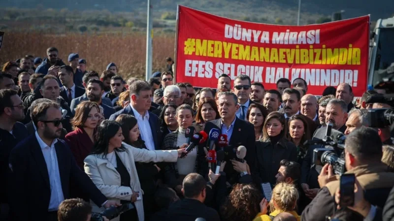 Özgür Özel Selçuk’ta konuştu: “Yapılan iş otopark mafyalığıdır” 