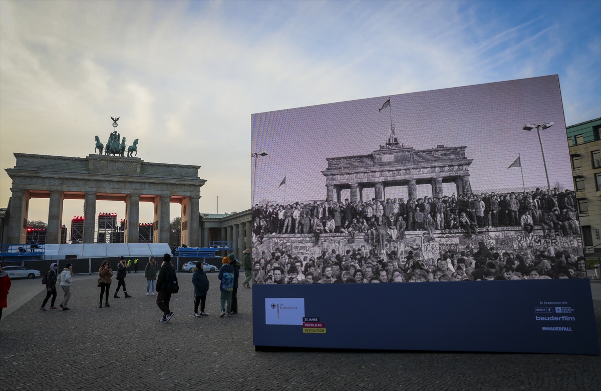 Berlin Duvarı'nın yıkılışının 35. yıl dönümü kutlanıyor