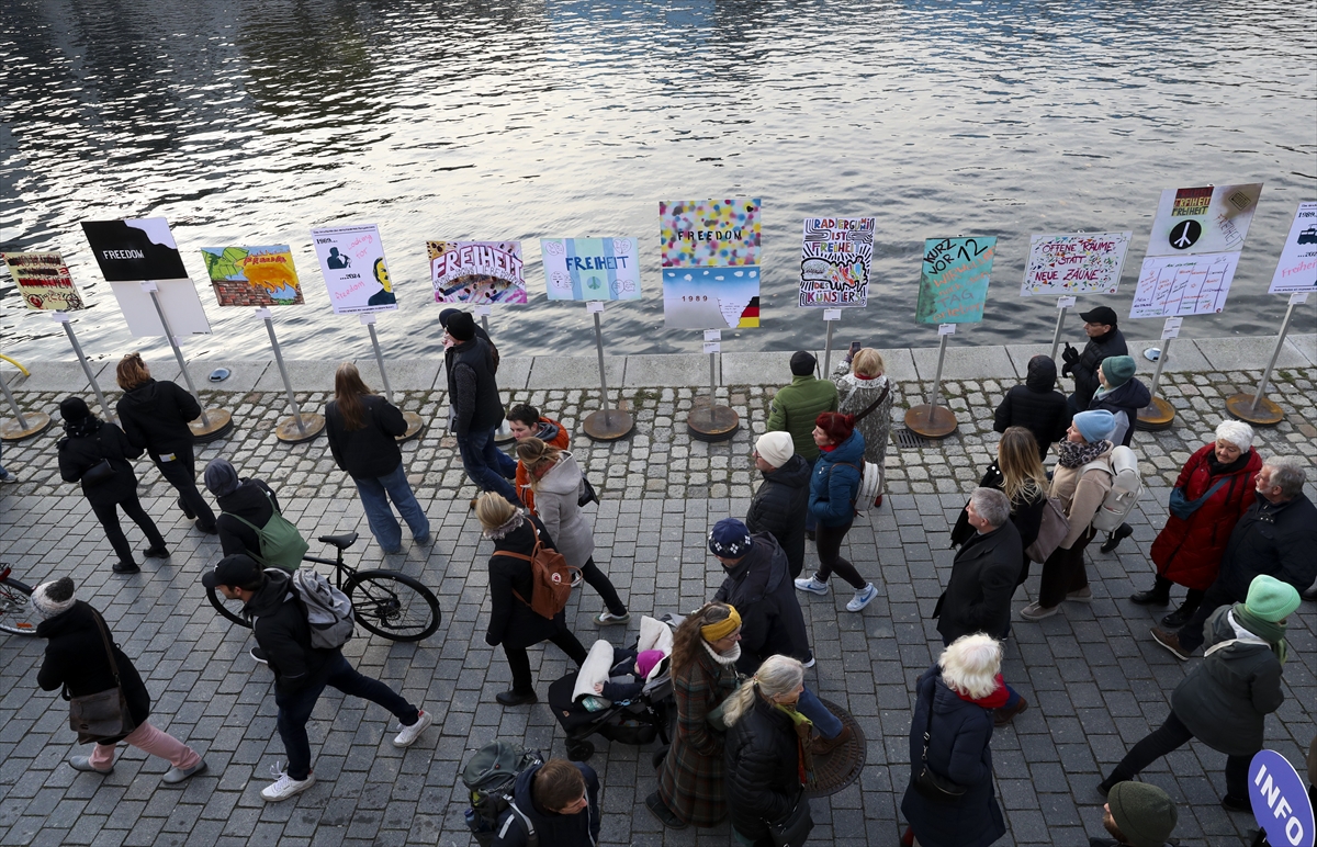 Berlin Duvarı'nın yıkılışının 35. yıl dönümü kutlanıyor