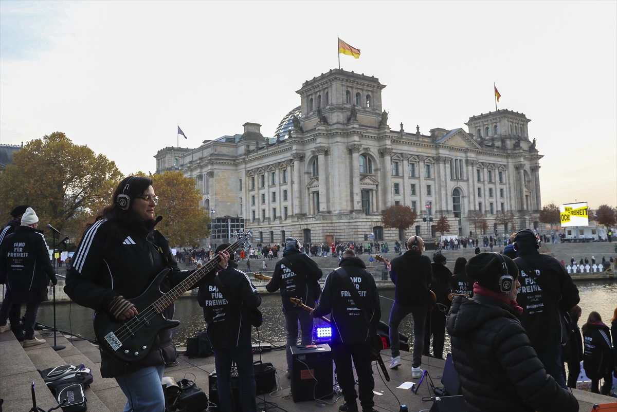 Berlin Duvarı'nın yıkılışının 35. yıl dönümü kutlanıyor