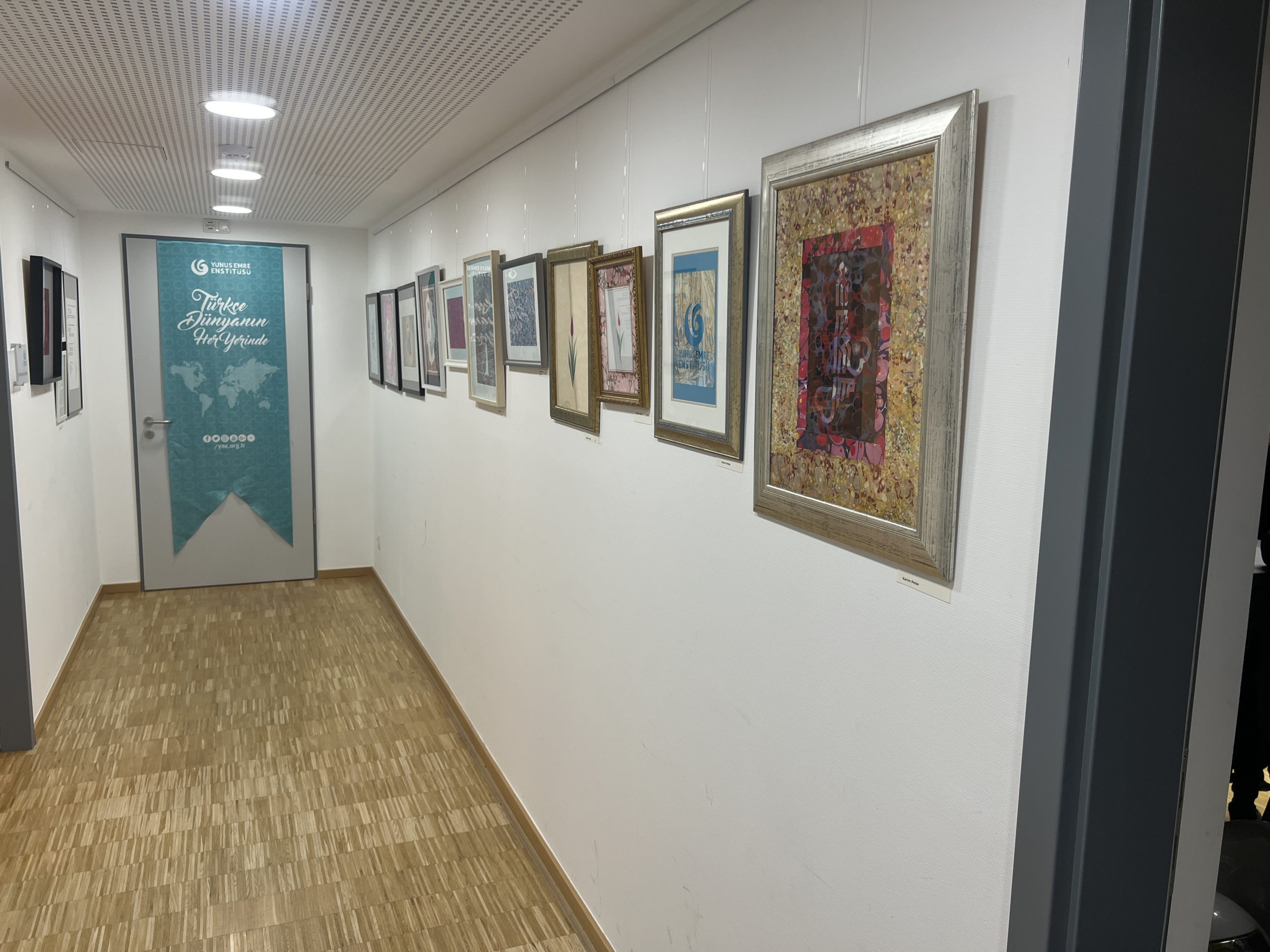 Köln Yunus Emre Enstitüsü’nde “Yollar ve Yönler” Sergisi Büyük İlgi Gördü