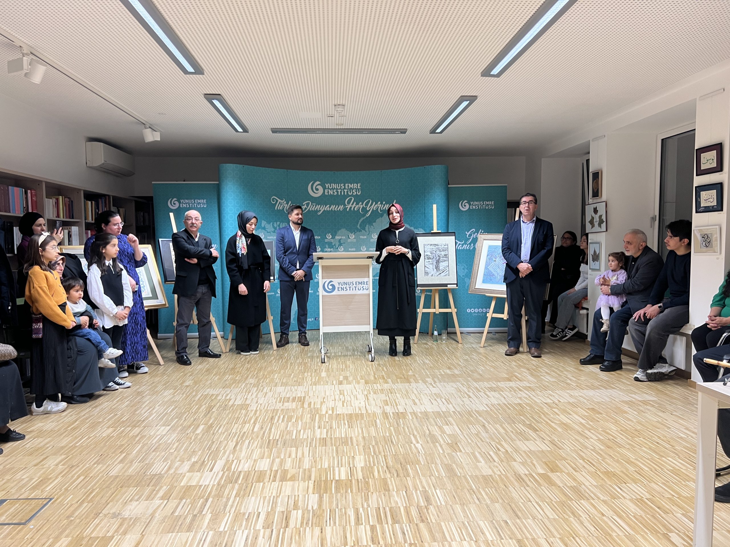 Köln Yunus Emre Enstitüsü’nde “Yollar ve Yönler” Sergisi Büyük İlgi Gördü