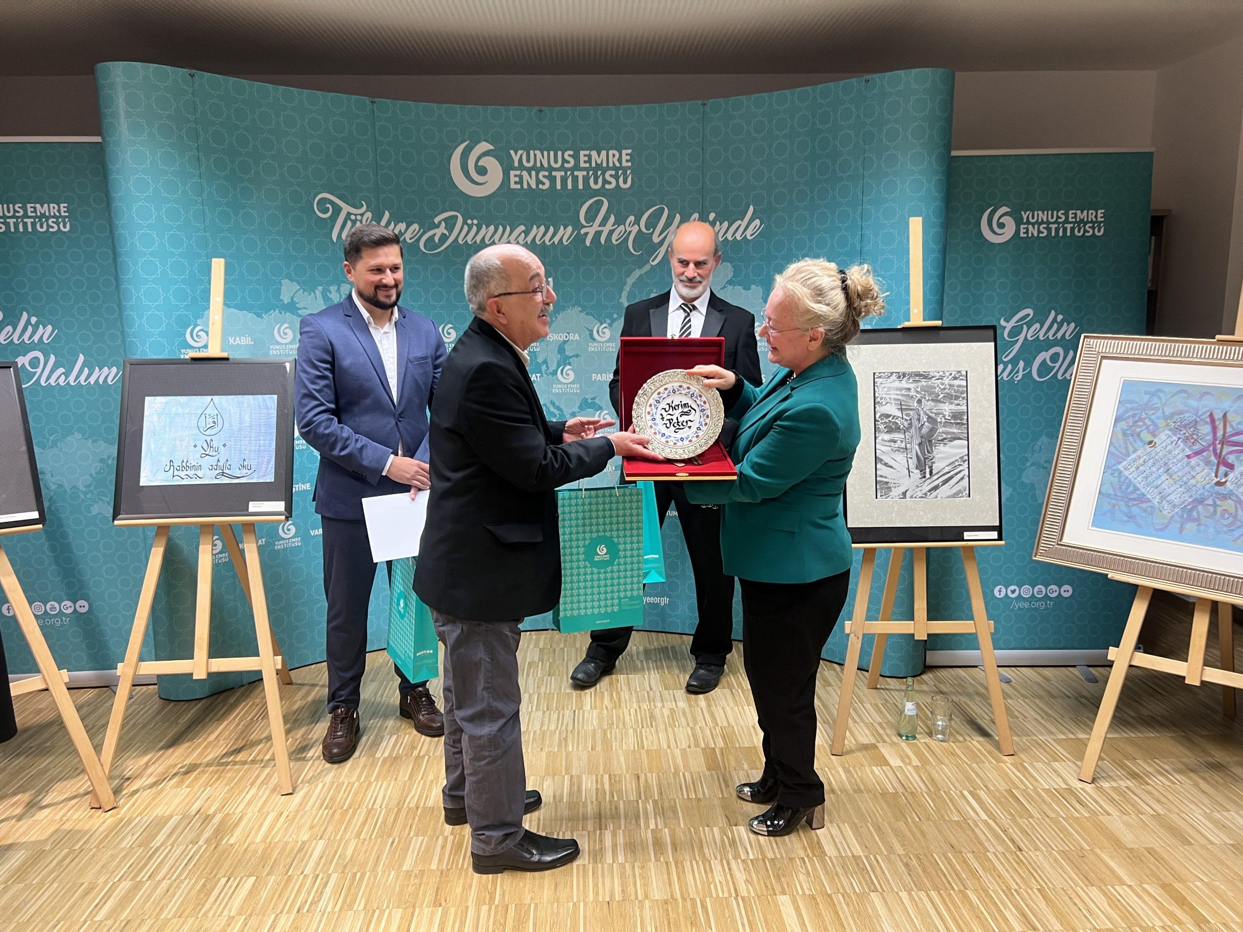 Köln Yunus Emre Enstitüsü’nde “Yollar ve Yönler” Sergisi Büyük İlgi Gördü