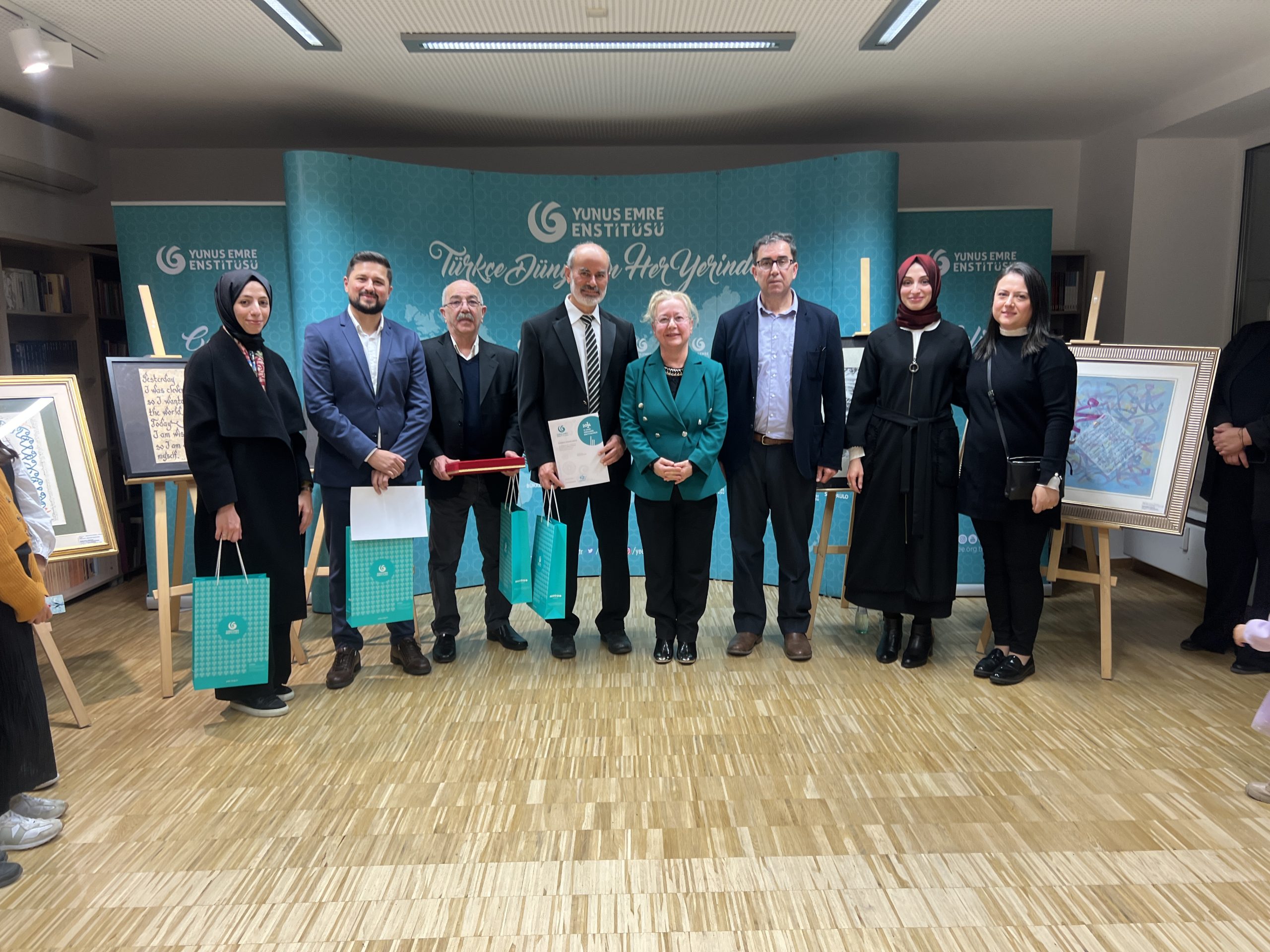 Köln Yunus Emre Enstitüsü’nde “Yollar ve Yönler” Sergisi Büyük İlgi Gördü