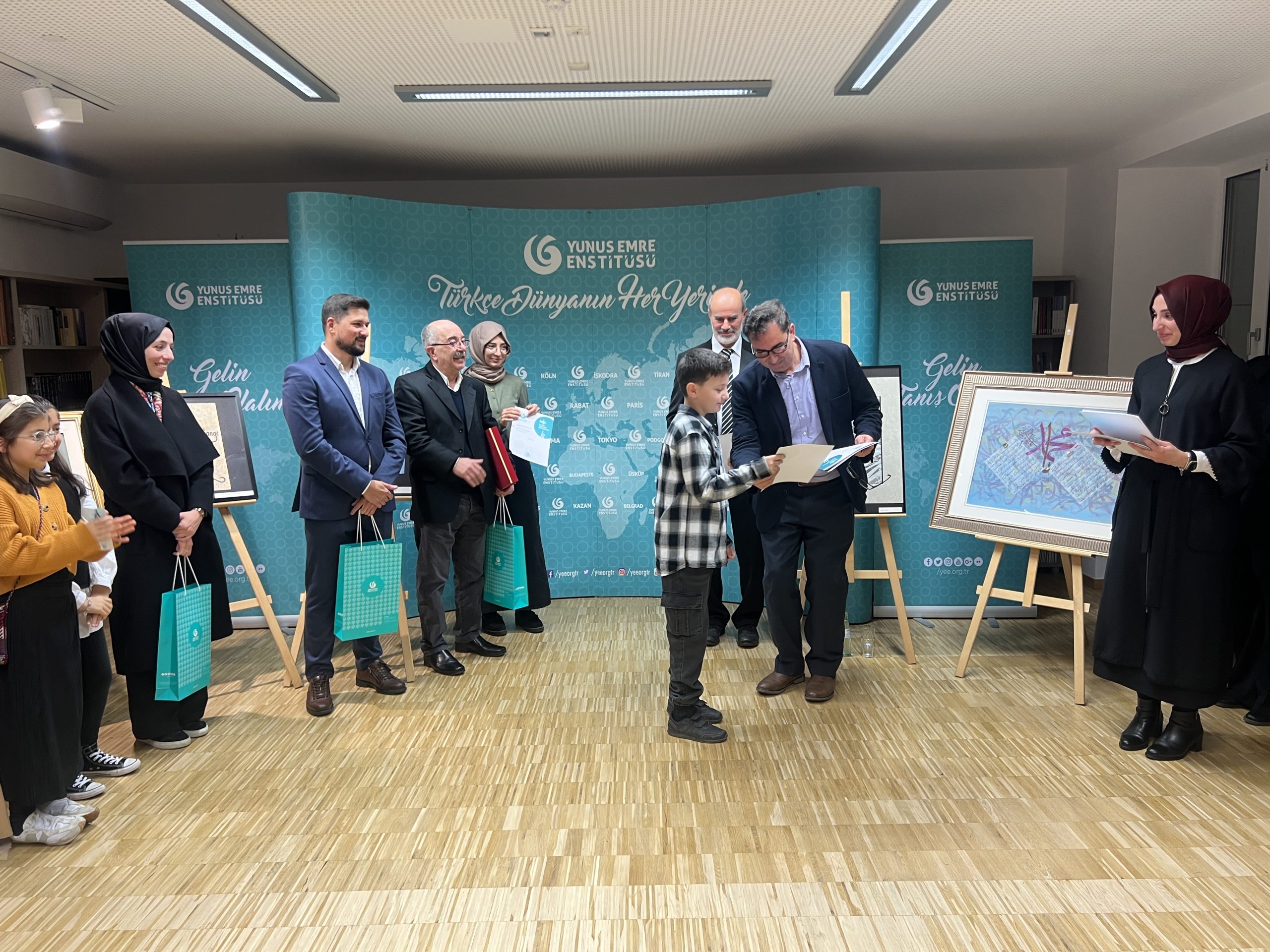 Köln Yunus Emre Enstitüsü’nde “Yollar ve Yönler” Sergisi Büyük İlgi Gördü