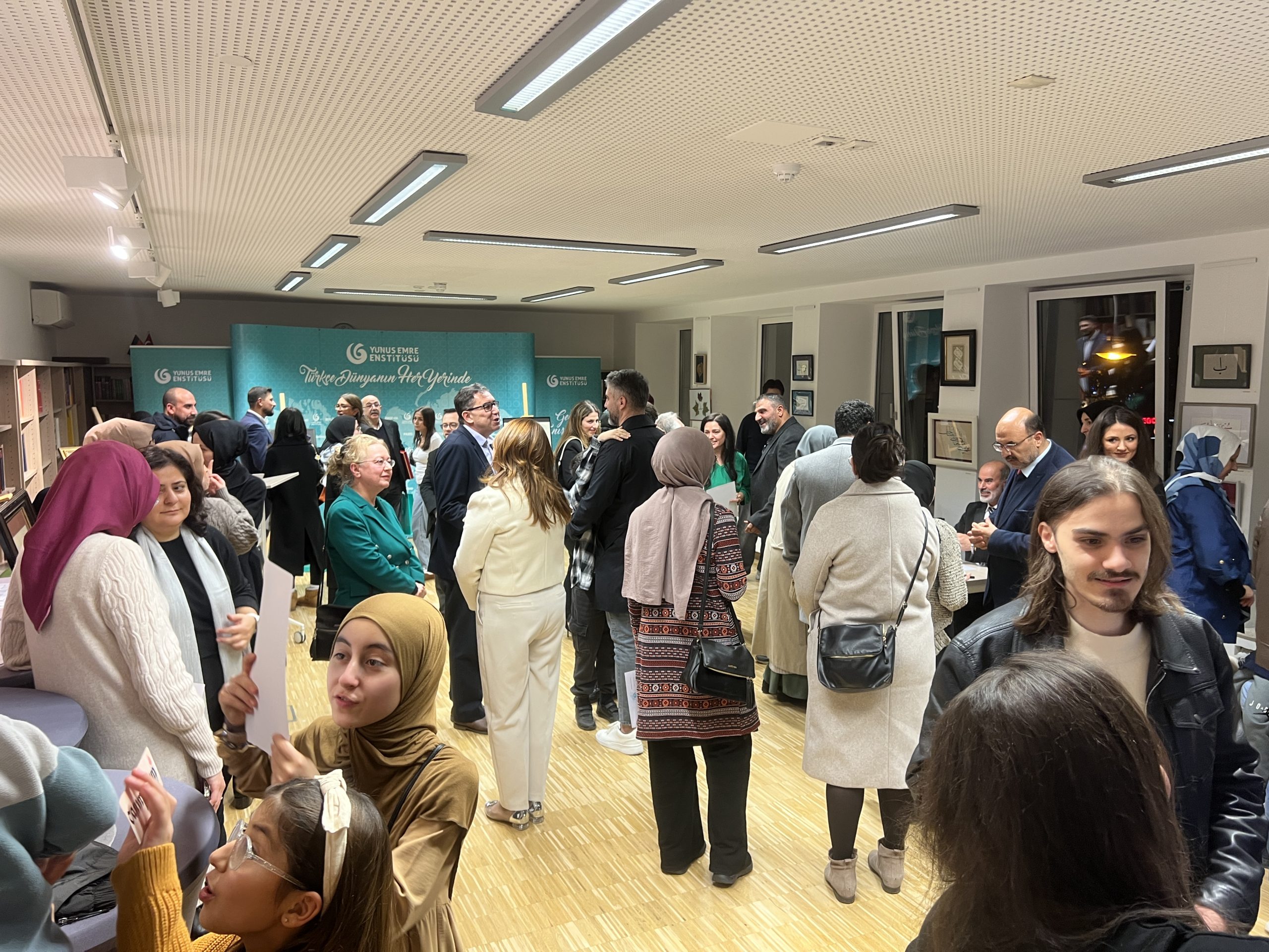 Köln Yunus Emre Enstitüsü’nde “Yollar ve Yönler” Sergisi Büyük İlgi Gördü