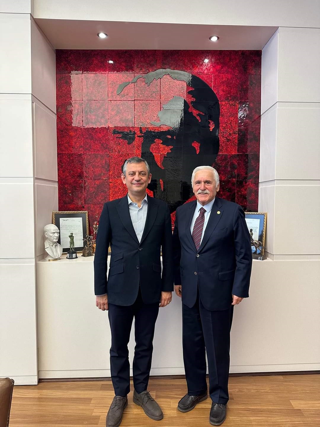 Süleyman Çelebi, Özgür Özel'i ziyaret etti