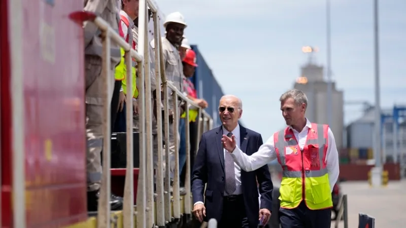 Biden Angola’da ABD tarafından finanse edilen demiryolu merkezini ziyaret etti