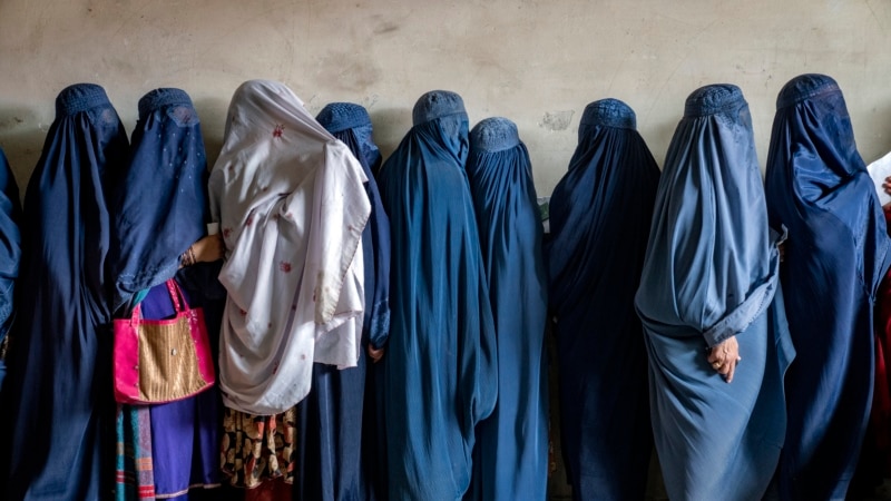 Taliban'ın Afgan kadınların tıp eğitimi almasını yasaklamasına küresel arenada tepkiyle karşılandı