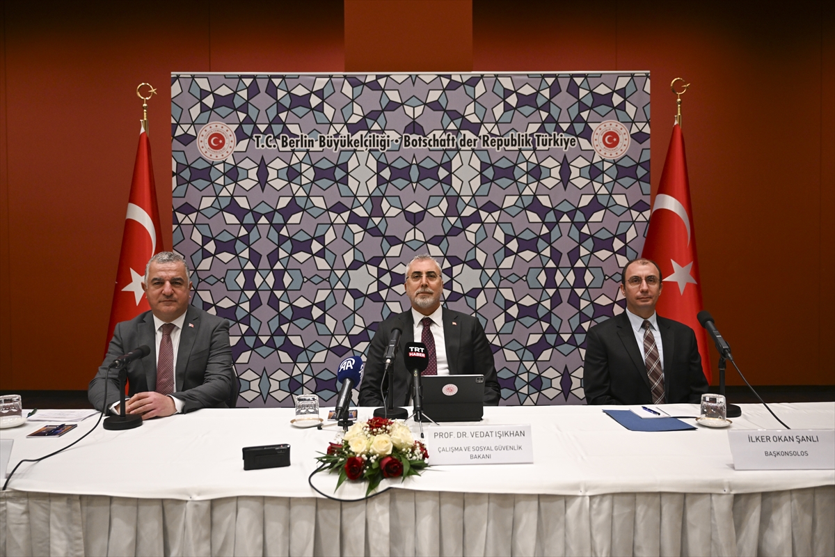 Bakan Vedat Işıkhan Berlin’de Türk STK Temsilcileriyle Buluştu