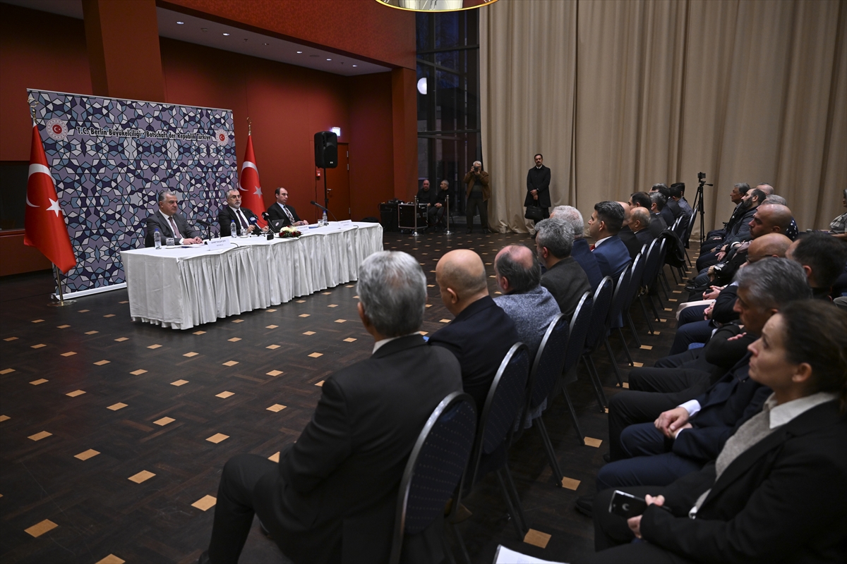 Bakan Vedat Işıkhan Berlin’de Türk STK Temsilcileriyle Buluştu