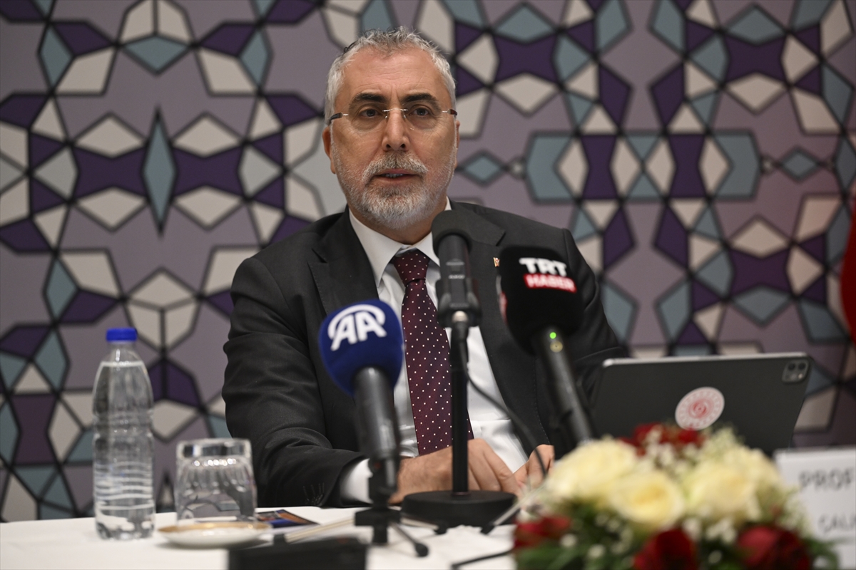 Bakan Vedat Işıkhan Berlin’de Türk STK Temsilcileriyle Buluştu