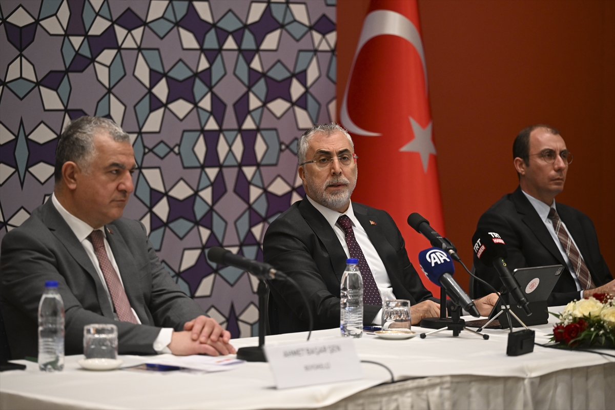 Bakan Vedat Işıkhan Berlin’de Türk STK Temsilcileriyle Buluştu