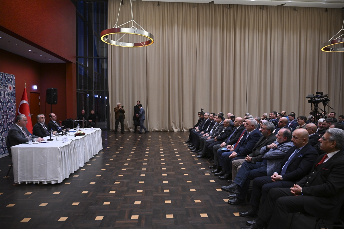 Bakan Vedat Işıkhan Berlin’de Türk STK Temsilcileriyle Buluştu