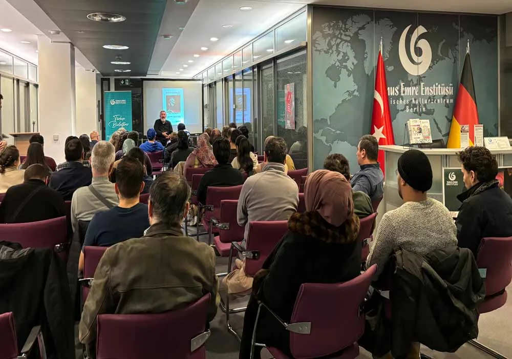 Berlin’de Müfit Saçıntı ile Mizah ve Sinema Dolu Bir Gece