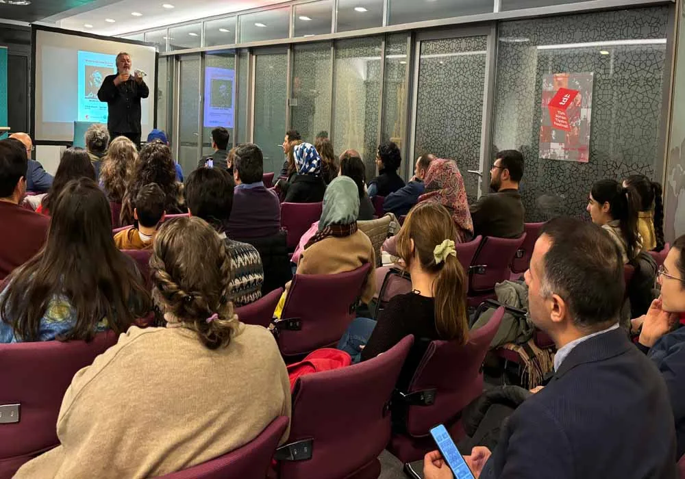 Berlin’de Müfit Saçıntı ile Mizah ve Sinema Dolu Bir Gece