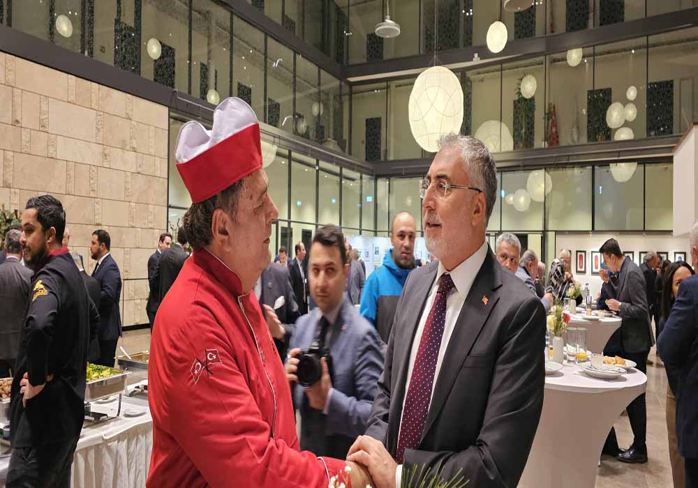 Bakan Vedat Işıkhan Berlin’de Türk STK Temsilcileriyle Buluştu