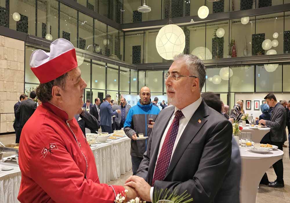Bakan Vedat Işıkhan Berlin’de Türk STK Temsilcileriyle Buluştu