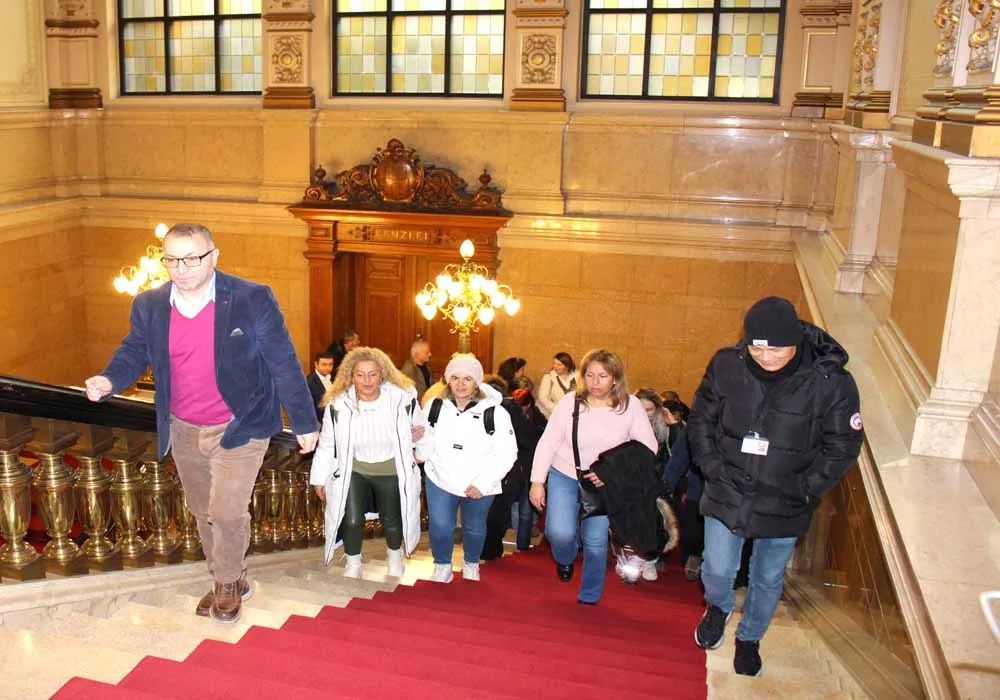 Hamburg Belediye Sarayı Gezisi, Ali Şimşek Rehberliğinde Büyük İlgi Gördü