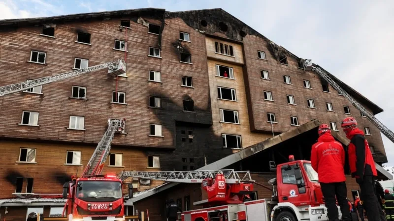 Otel yangını soruşturması kapsamında Bolu Belediye Başkan Yardımcısı ve İtfaiye Müdürü gözaltına alındı; ölü sayısı 79’a yükseldi