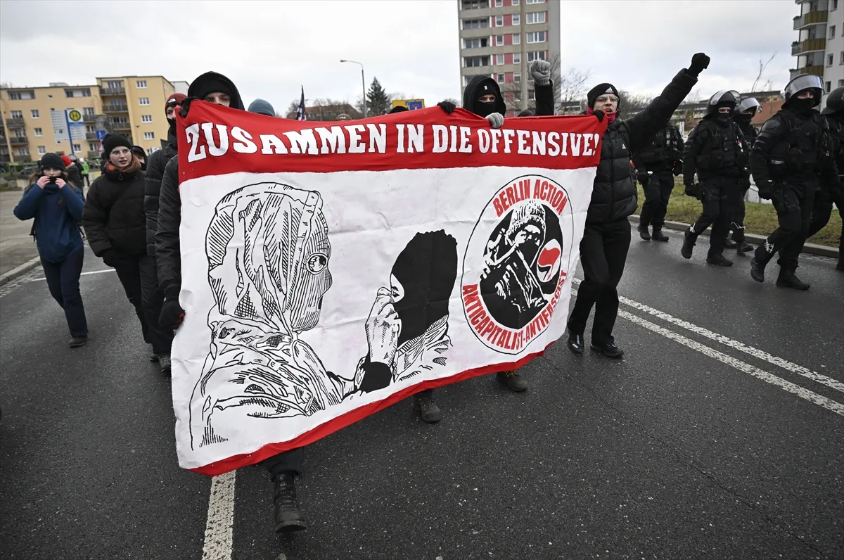 Polisin, AfD karşıtı protestoculara köpekli müdahalesi tepki çekti
