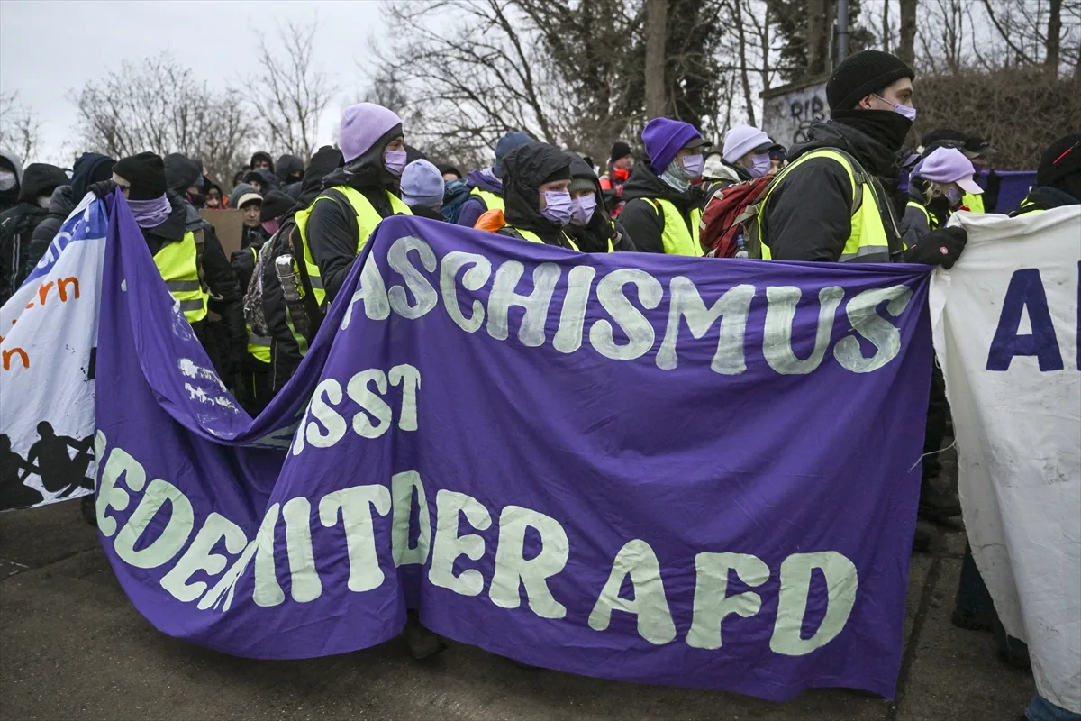 Polisin, AfD karşıtı protestoculara köpekli müdahalesi tepki çekti